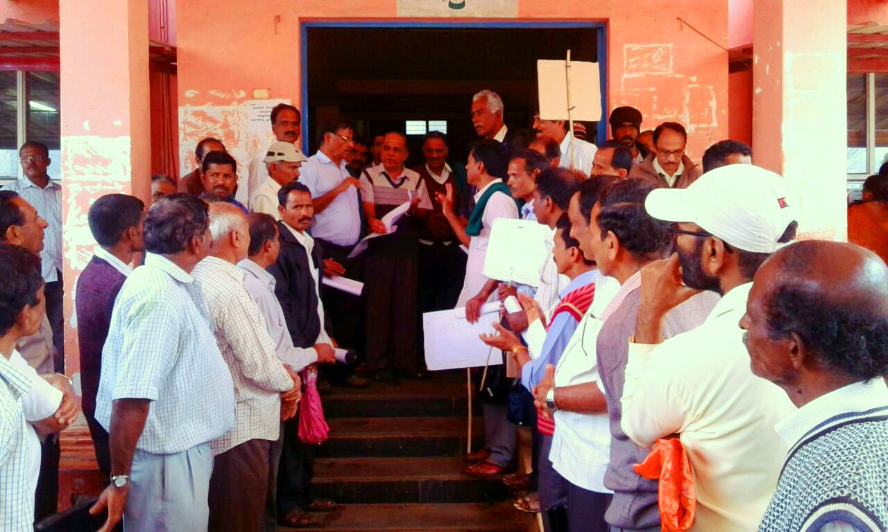 ​ಅಧಿಕಾರಿಗಳು ಜನಪರವಾಗಿ ಕರ್ತವ್ಯ ನಿರ್ವಹಿಸುವಂತೆ ಒತ್ತಾಯಿಸಿ ಪ್ರತಿಭಟನೆ